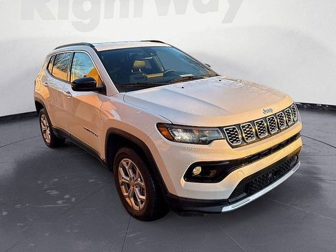 Used 2024 Jeep Compass Latitude image 7