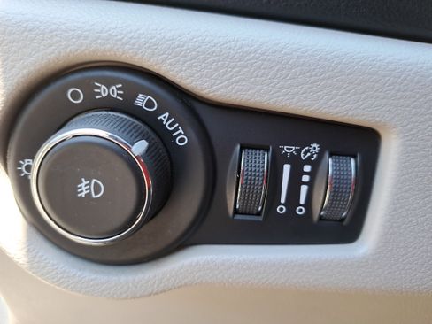 Used 2018 Chrysler Pacifica Limited FWD image 26