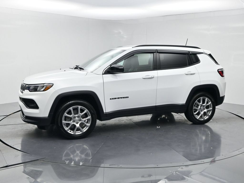 Used 2024 Jeep Compass Latitude AWD/4WD image 3