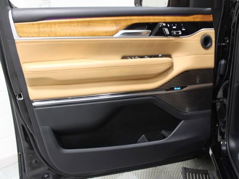 Used 2022 Jeep Grand Wagoneer Series III image 16