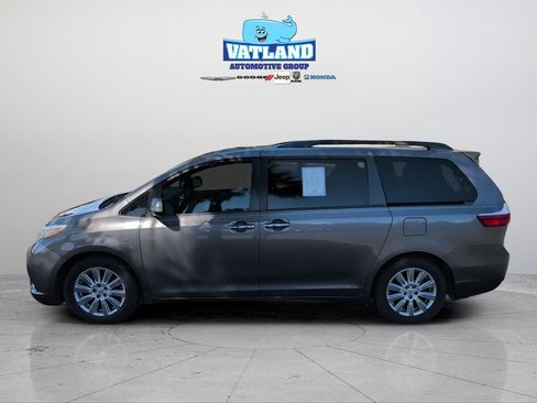 Used 2017 Toyota Sienna L image 2