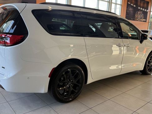 Used 2023 Chrysler Pacifica Touring-L w/ S Appearance Package AWD/4WD image 2