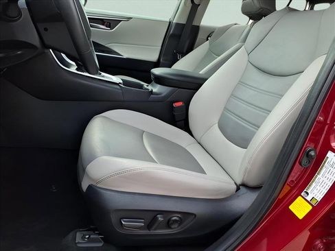 Used 2020 Toyota RAV4 XLE Premium image 13