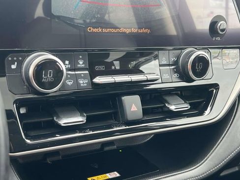 Used 2023 Toyota Highlander XLE image 31