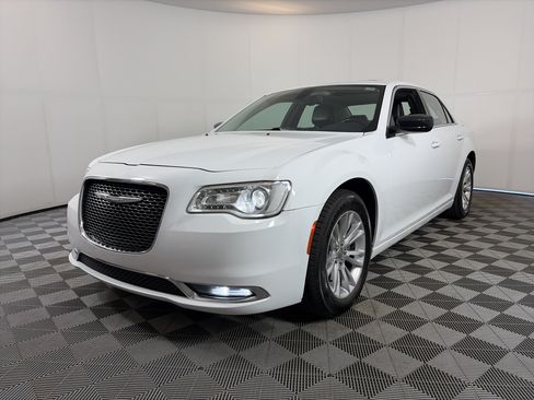 Used 2017 Chrysler 300 Touring w/ Value Package RWD image 2