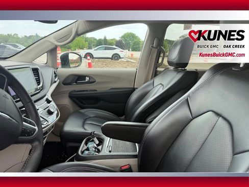 Used 2023 Chrysler Pacifica Touring-L FWD image 12