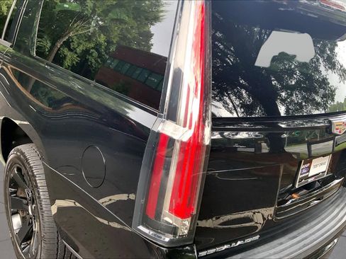 Used 2019 Cadillac Escalade ESV Premium Luxury w/ Escalade Sport Edition AWD/4WD image 28