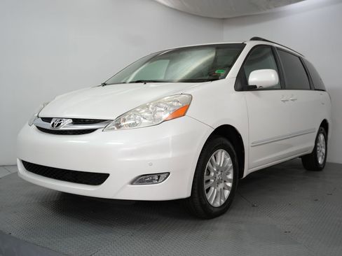 Used 2010 Toyota Sienna XLE Limited image 3