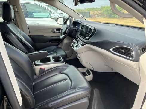 Used 2023 Chrysler Pacifica Touring-L FWD image 4