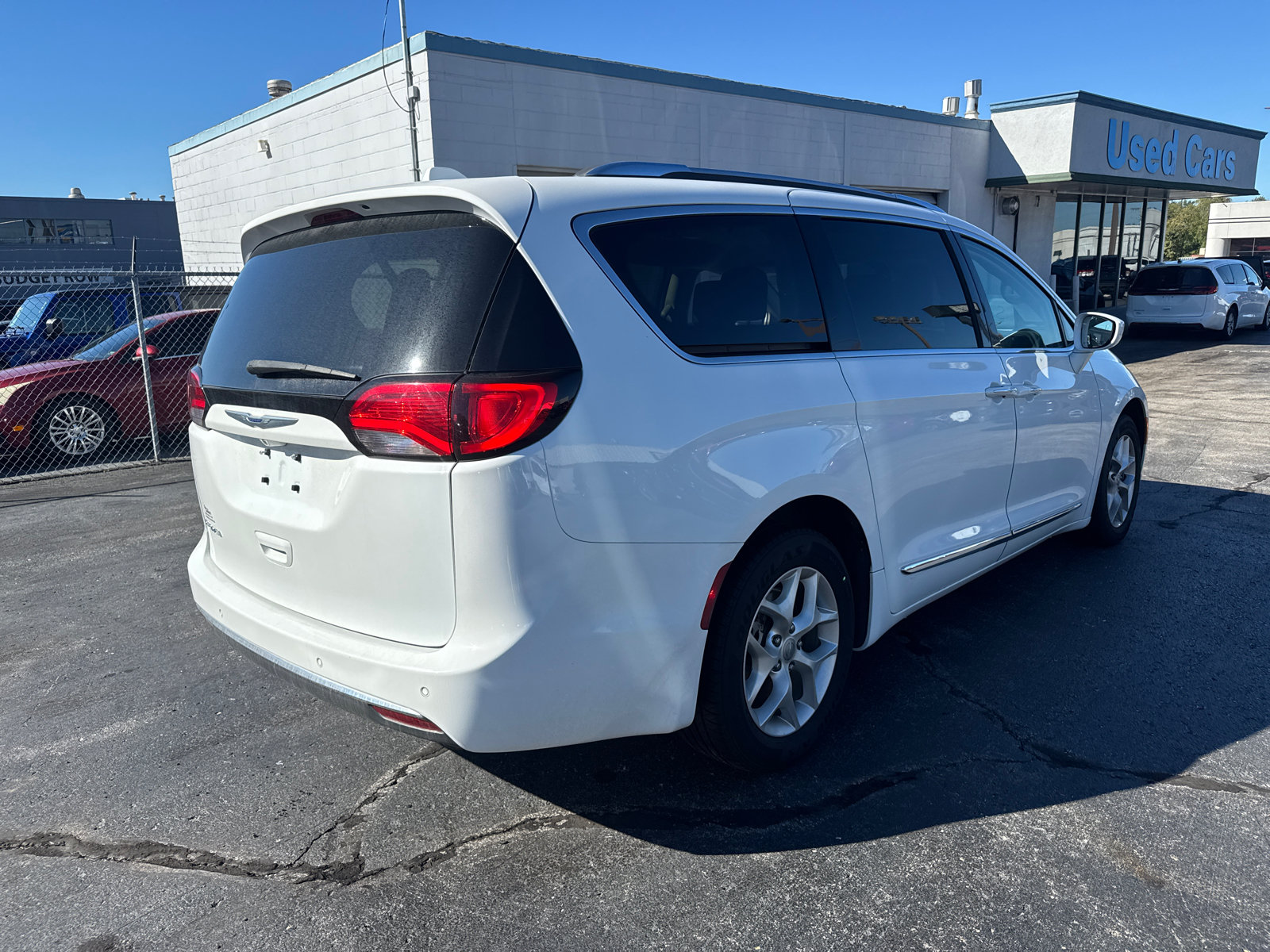 Used 2020 Chrysler Pacifica Touring-L Plus w/ Tire & Wheel Group FWD image 5