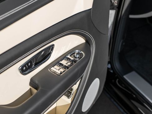 Used 2025 Bentley Bentayga V8 image 14