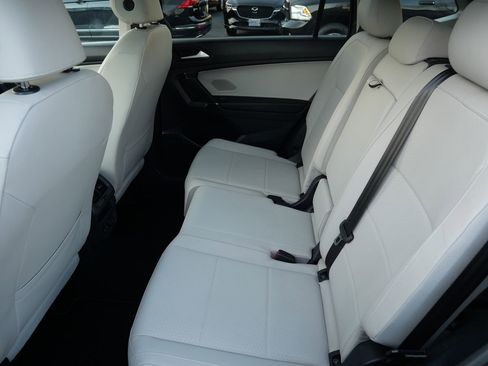 Used 2020 Volkswagen Tiguan SE w/ Panoramic Sunroof Package image 24