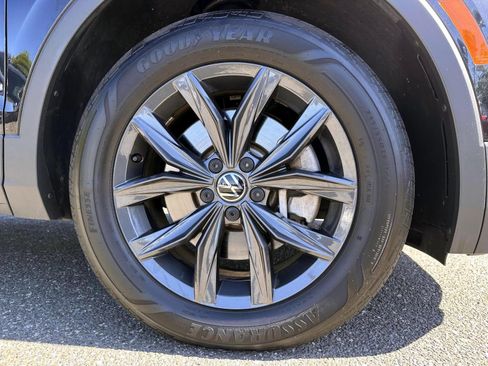 Used 2024 Volkswagen Tiguan SE w/ Panoramic Sunroof Package AWD/4WD image 6