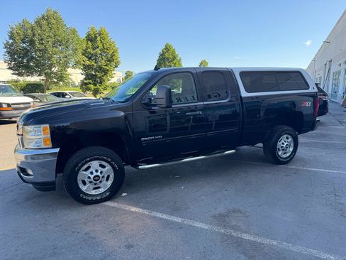 Used 2011 Chevrolet Silverado 2500 LT w/ Interior Plus Package AWD/4WD image 7