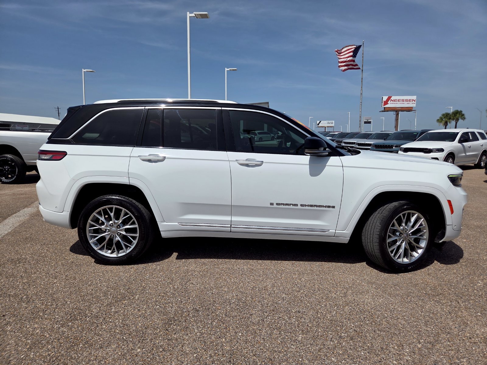 Used 2022 Jeep Grand Cherokee Summit RWD image 8