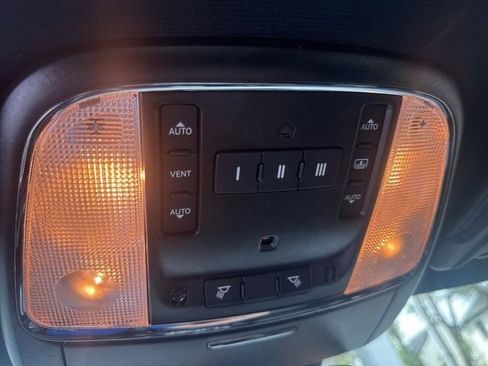 Used 2023 Chrysler 300 C RWD image 33