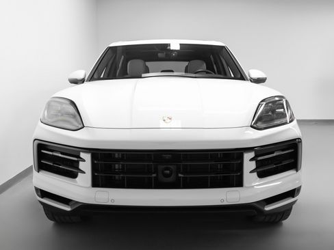 Used 2024 Porsche Cayenne image 8