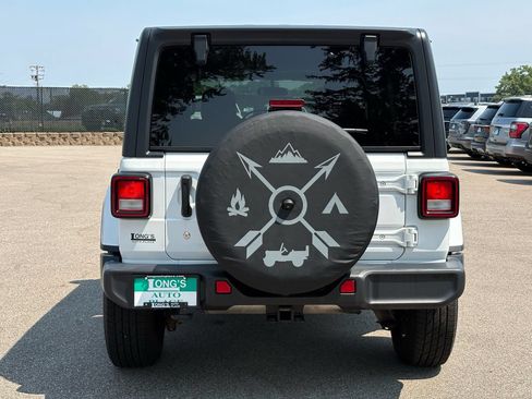 Used 2019 Jeep Wrangler Unlimited Sahara AWD/4WD image 7