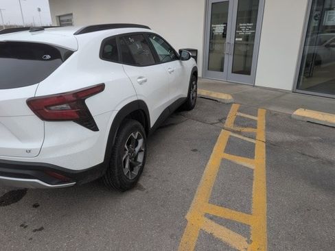 Used 2025 Chevrolet Trax LT image 6