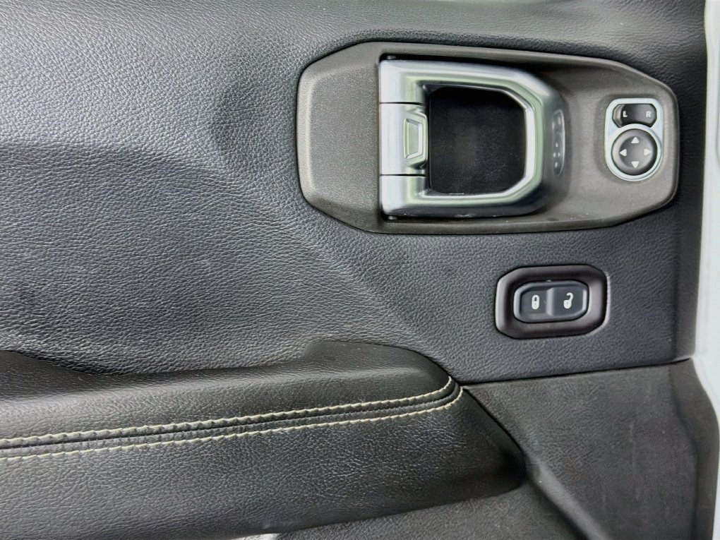 Used 2018 Jeep Wrangler Unlimited Sahara AWD/4WD image 22