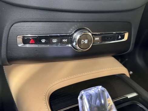Used 2025 Volvo XC90 B6 Ultra AWD/4WD image 25