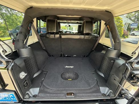 Used 2017 Jeep Wrangler Unlimited Sahara w/ Connectivity Group AWD/4WD image 30