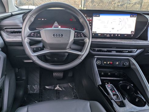 Used 2025 Audi Q5 Premium w/ Convenience Package image 8
