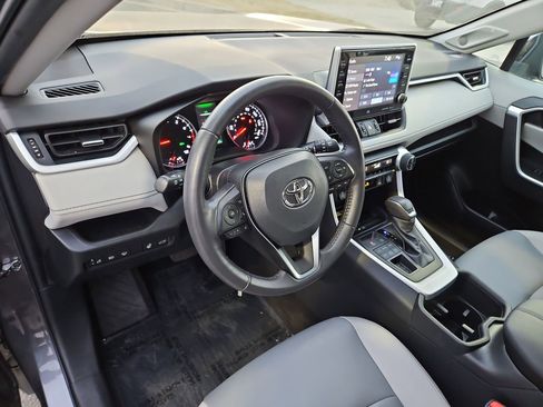 Used 2022 Toyota RAV4 XLE Premium image 15