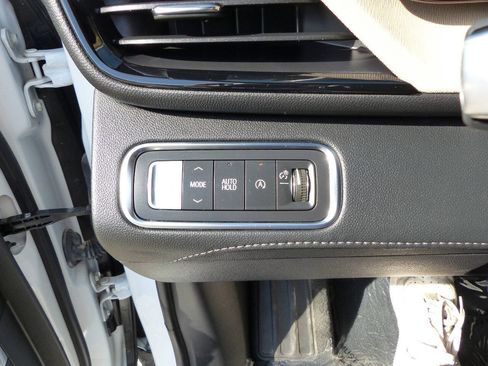 Used 2025 Buick Enclave Preferred FWD image 23