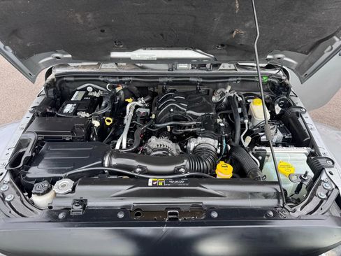 Used 2017 Jeep Wrangler Unlimited Rubicon w/ Connectivity Group image 38