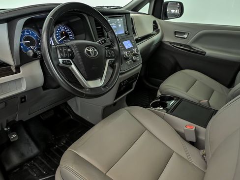 Used 2020 Toyota Sienna XLE FWD image 11