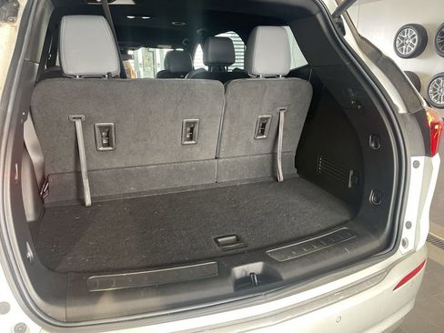 Used 2023 Buick Enclave Essence image 4