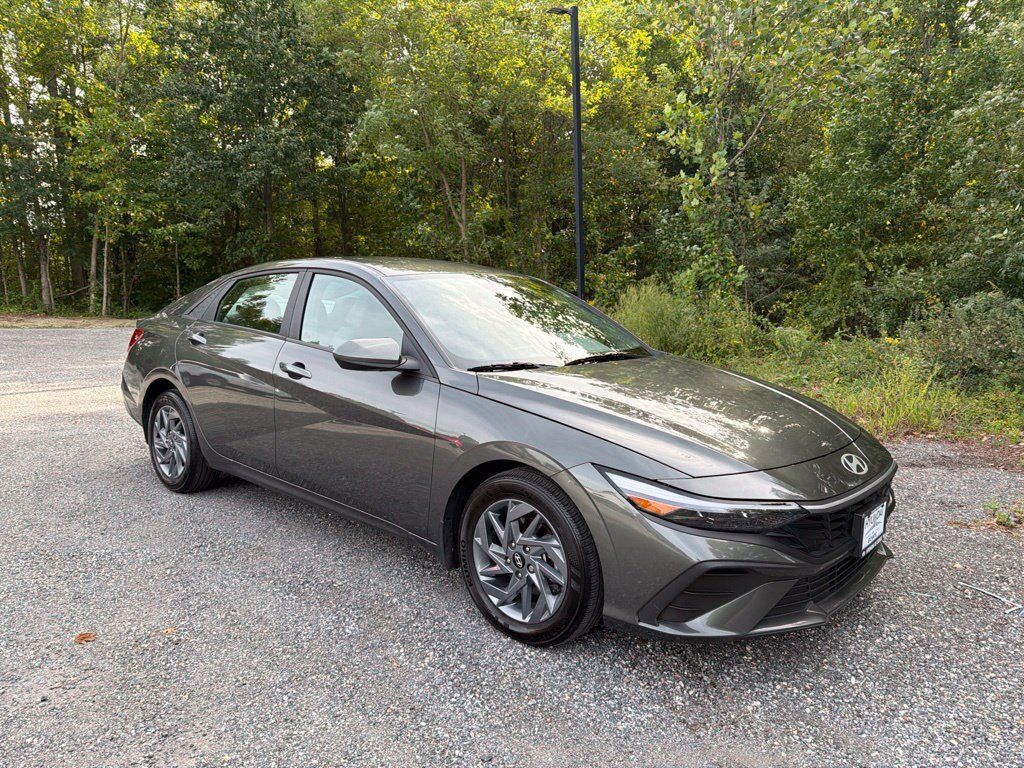 Used 2024 Hyundai Elantra SEL FWD image 1