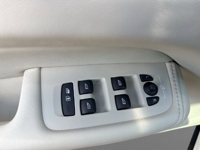 Certified 2024 Volvo XC60 B5 Plus w/ Protection Package Premier AWD/4WD image 18