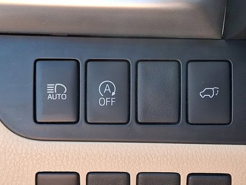 Used 2018 Toyota Highlander XLE w/ Carpet Mat Package (TMS) AWD/4WD image 25