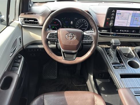 Used 2023 Toyota Sienna Platinum FWD image 13
