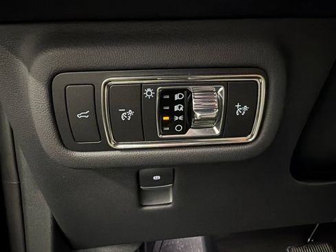 Used 2026 Lincoln Nautilus Premier AWD/4WD image 23