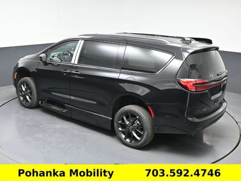 Used 2026 Chrysler Pacifica Select w/ S Appearance Package FWD image 14