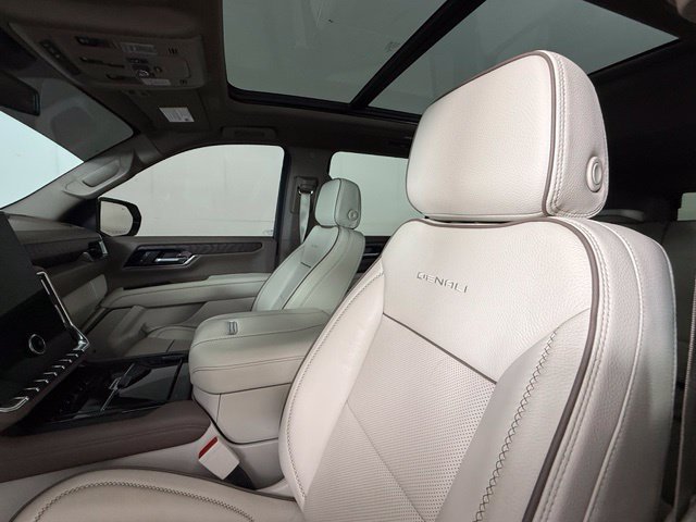 Used 2025 GMC Yukon XL Denali w/ Sun & Power Step Package RWD image 17