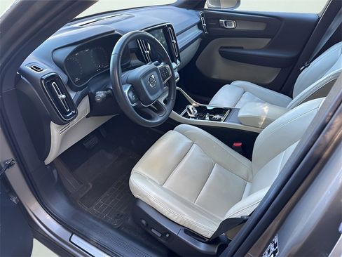 Used 2020 Volvo XC40 T4 Inscription image 11