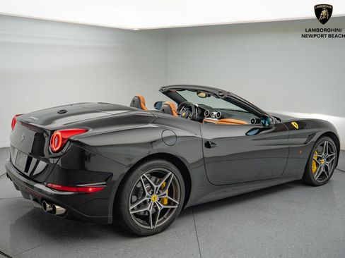 Used 2015 Ferrari California T RWD image 16