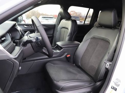 New 2025 Jeep Grand Cherokee Altitude image 12