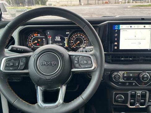 Used 2025 Jeep Wrangler Sahara image 16