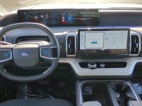 Used 2025 Ford Expedition Active AWD/4WD image 28