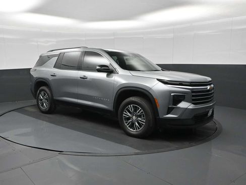 Used 2024 Chevrolet Traverse LT image 1