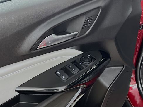 Used 2025 Chevrolet Trax LT w/ LT Convenience Package image 17