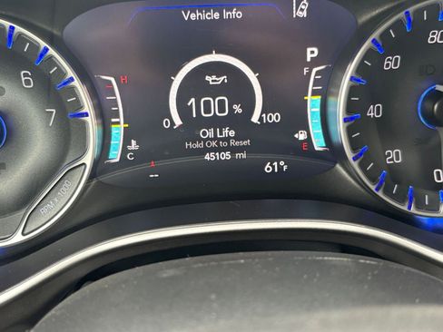 Used 2025 Chrysler Pacifica Select image 37