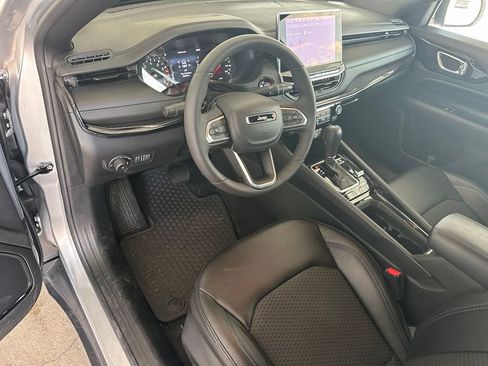 Used 2025 Jeep Compass Latitude w/ Convenience Group AWD/4WD image 13