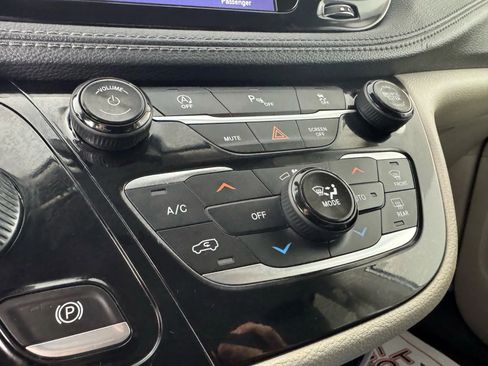 Used 2019 Chrysler Pacifica Limited image 23