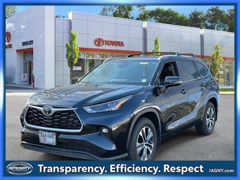 Certified 2023 Toyota Highlander XLE image 8